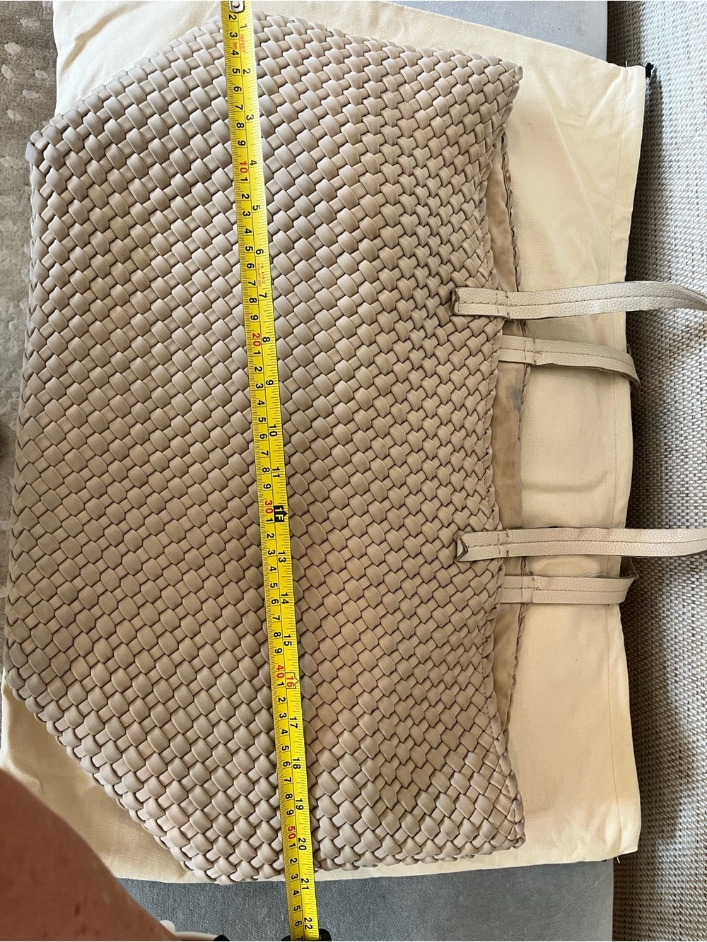 NAGHEDI jetsetter tote in large in cream - Picture 7 of 13